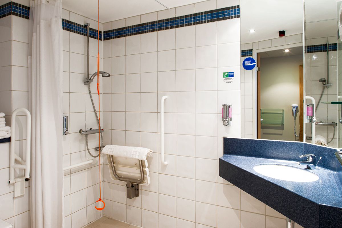 Holiday Inn Express Portsmouth accessibility bathroom